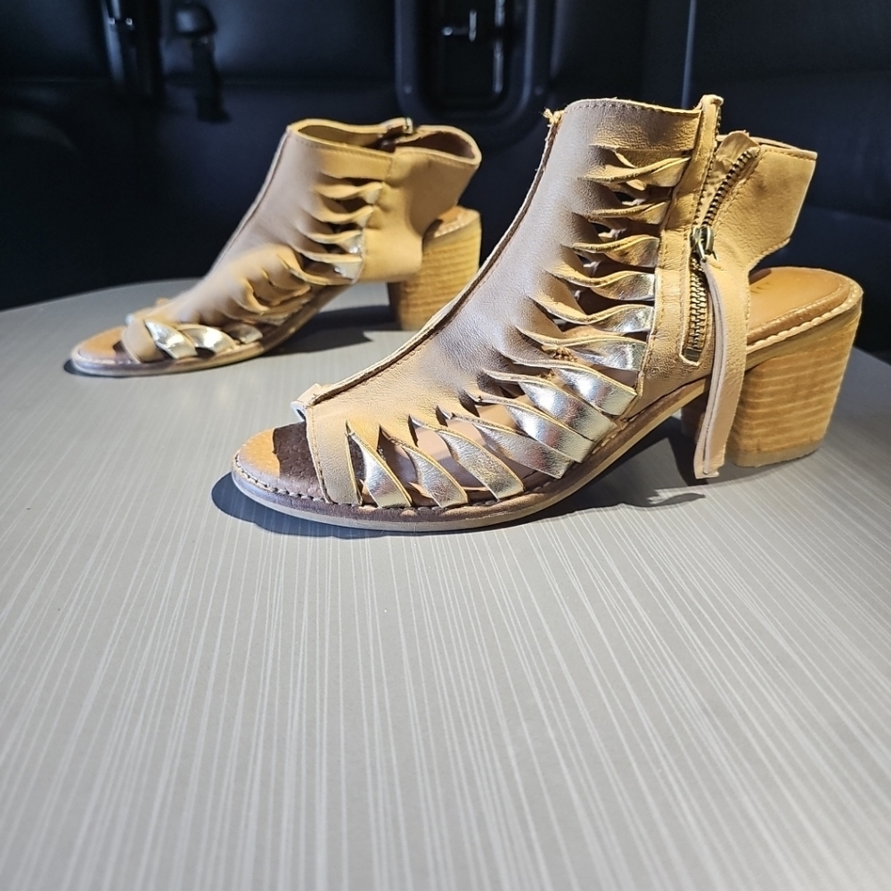 Diba True Cherry Tart Tan/Gold‎ Leather Heel Women's 8M Great PreOwned Condition
